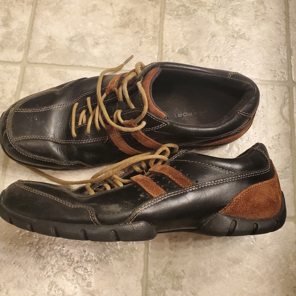 Men leather shoes, size 10 1/2. Rockport. Used